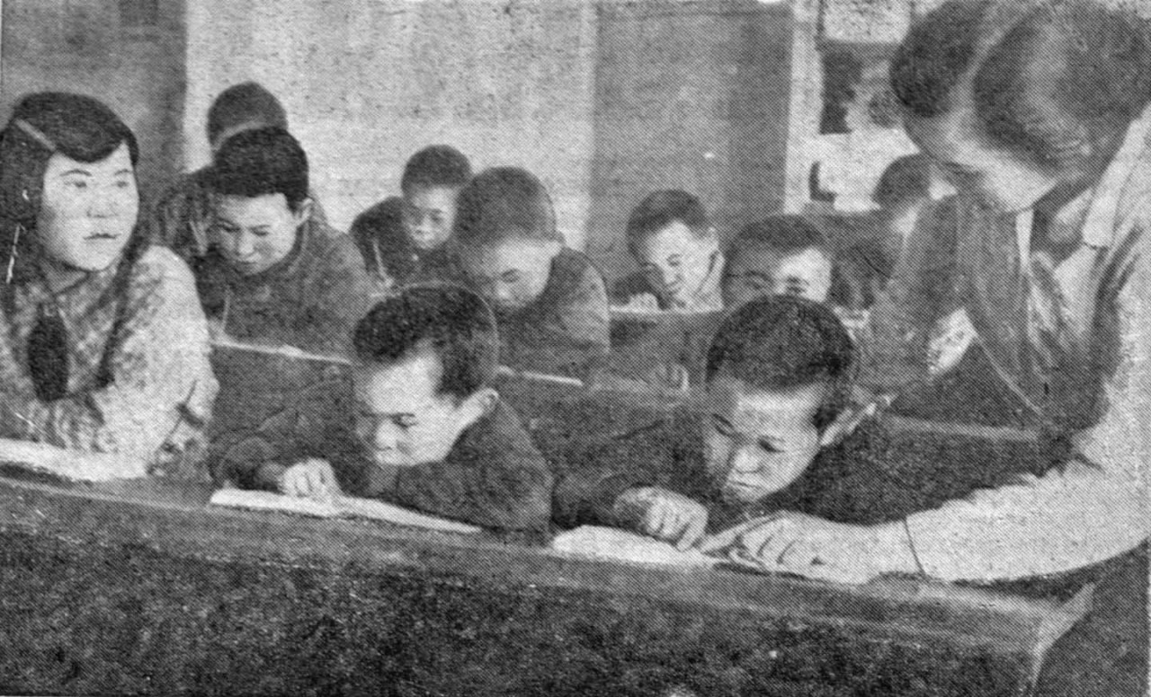Занятия 1 класса в начальной школе. Бараборка. 1940 год.