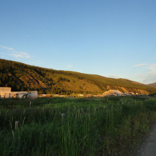 Село Меренга. Слева - ДЭС.
