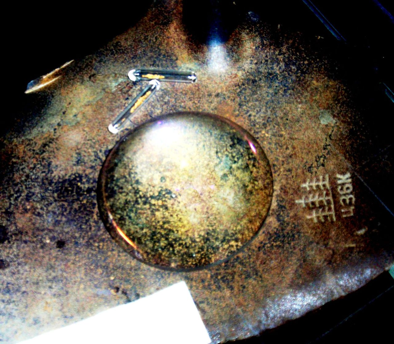 Пленки золота на совковой лопате под микроскопом.