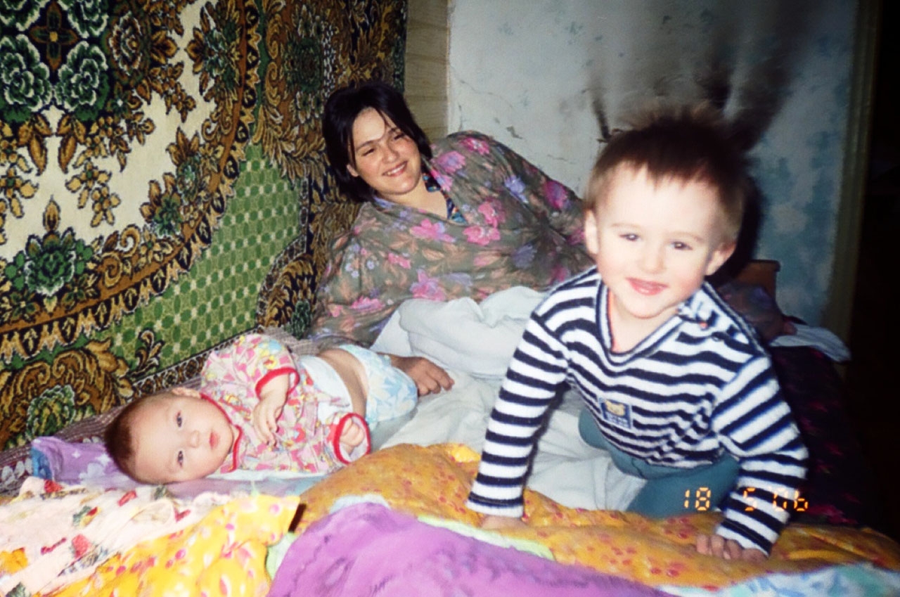 Жена с детьми. Таскан. 2006 год.