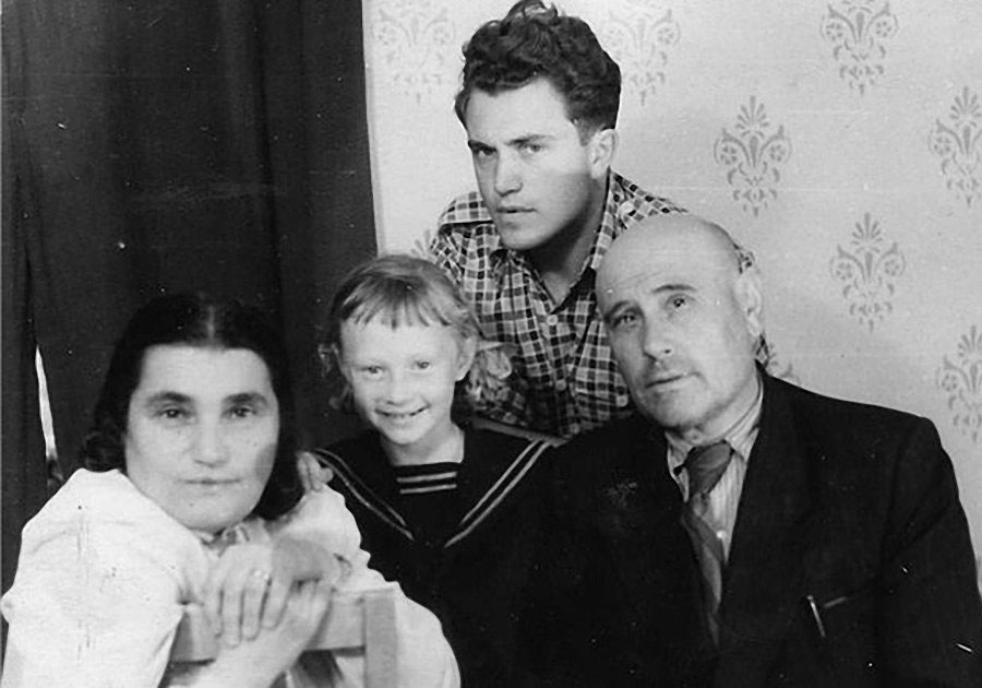 Е.С. Гинзбург, с супругом А. Вальтером, сыном Василием и дочерью Антониной. Магадан, 1950-е годы.