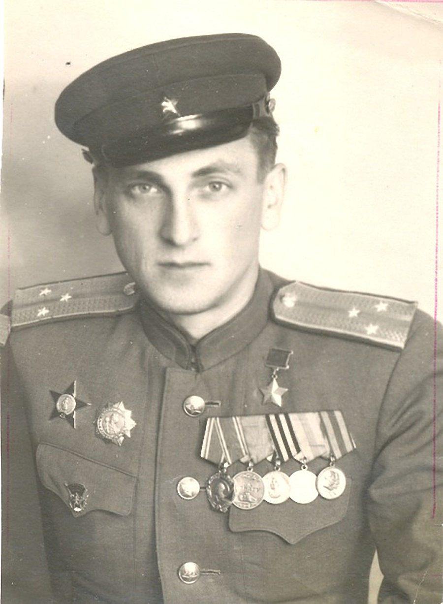 Герой Советского Союза Михаил Владимирович Ашик. Магадан. 1951 год.