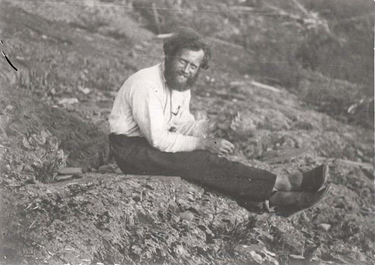 Билибин Юрий Александрович, геолог, начальник 1-ой Колымской геологической экспедиции, в минуту отдыха на берегу реки Занятой. июнь 1929. Колыма.