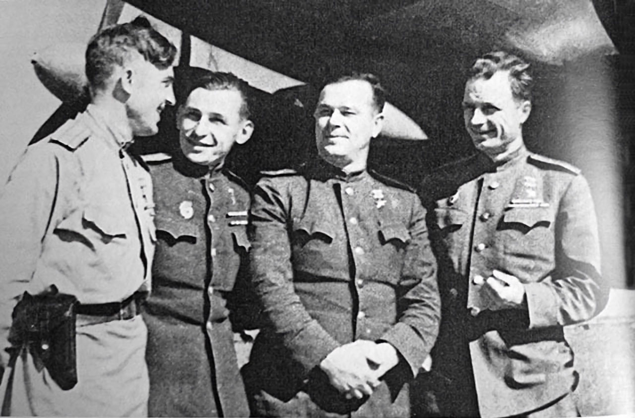 Герои Советского Союза 3-го и 19-го гвардейских АП АДД (слева направо): И.И. Киньдюшев, В.В. Решетников, А.И. Шапошников и В.А. Борисов. 1944 год.
