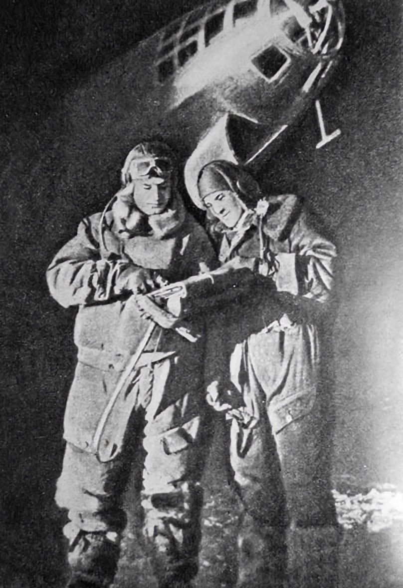 Герои Советского Союза В.А. Борисов и И.И. Киньдюшев уточняют боевое задание.