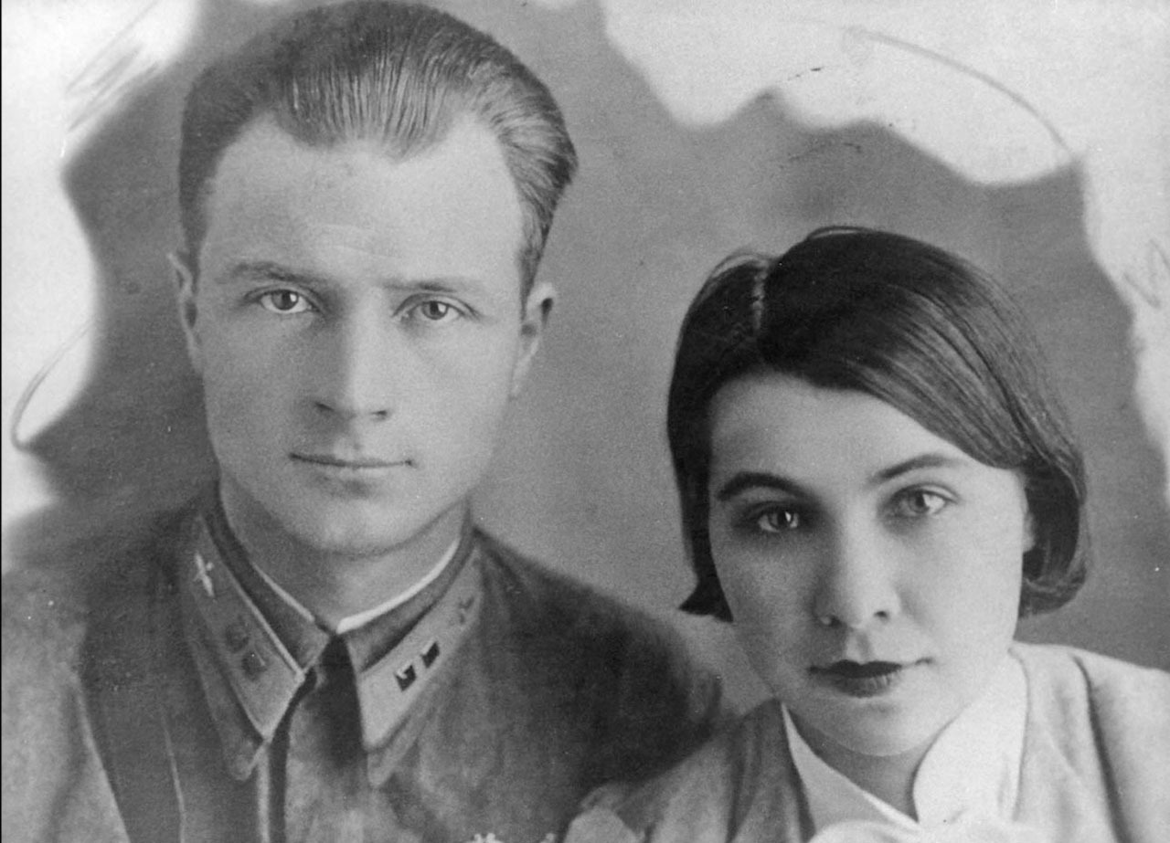 Лейтенант Борисов Василий Александрович с женой Антониной Ивановной. 1941 год.