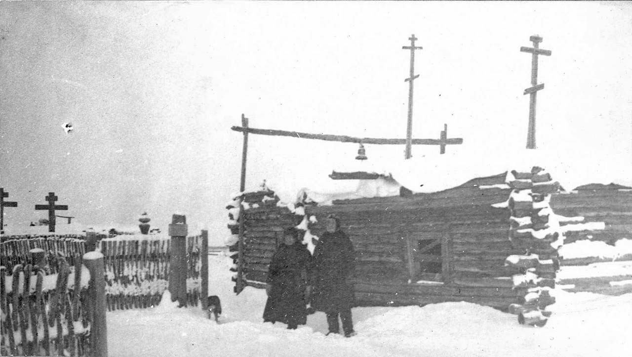 Заимка Колымская в устье реки Омолон. Слева могила геолога Черского. 1928-29 года.