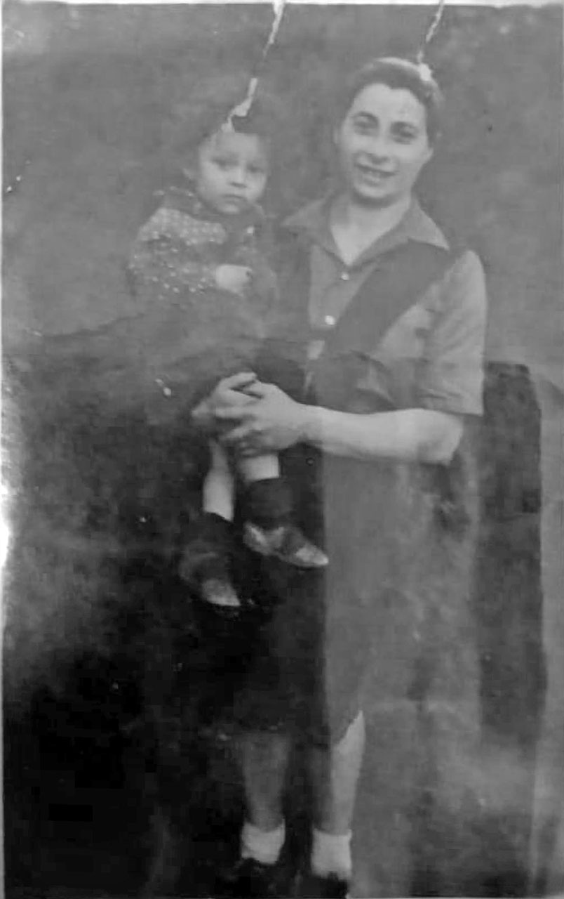 Гиршовичене София со старшим сыном. 1951-1952 год.
