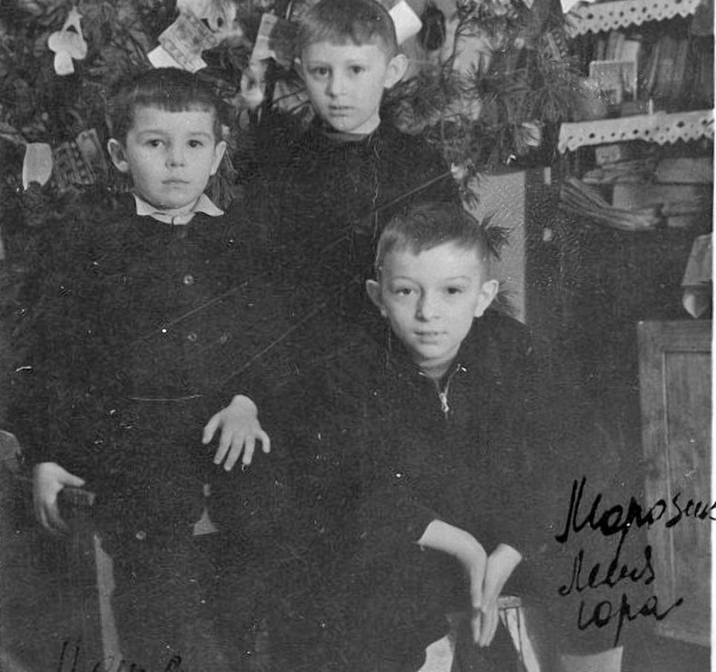Нижний Бутугычаг. Новый 1953 год. Справа сидит Леонид, за ним стоит Юра, слева Лёша Сафонов.