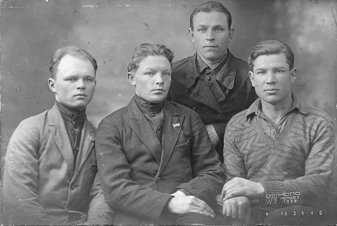Снимок друзей на память перед отъездом из Москвы на Колыму. 1932 год.