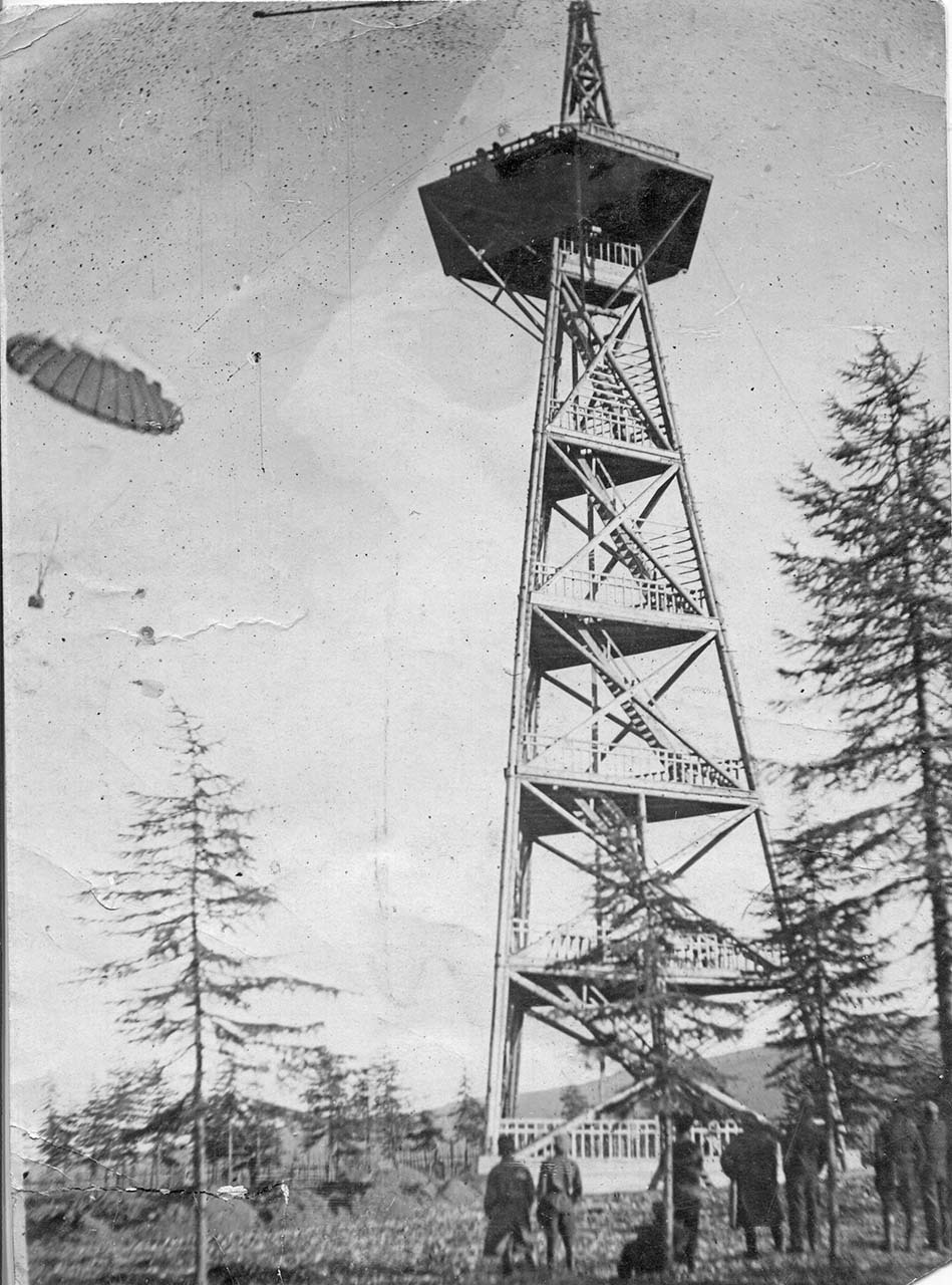 Испытания парашютной вышки в парке. Магадан. 30-е годы.