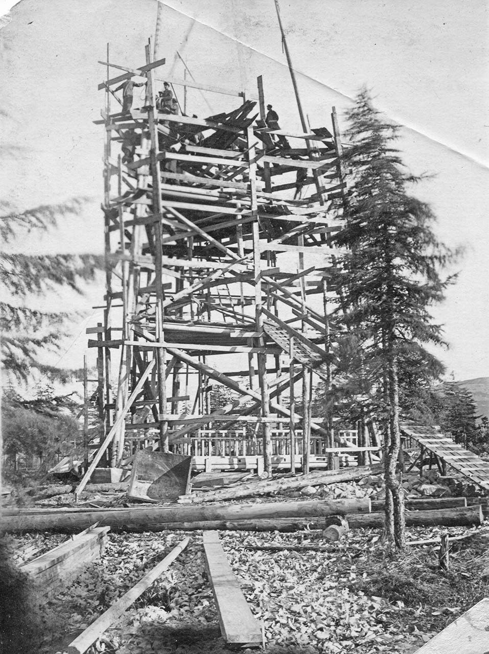 Строительство парашютной вышки в парке. Магадан. 30-е годы.