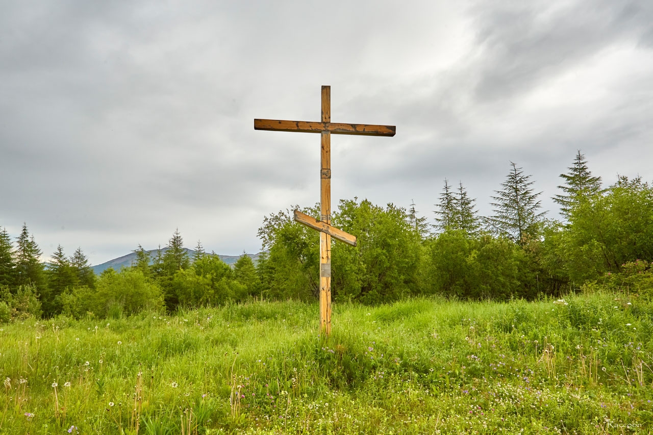 Памятный крест на Колымской трассе, не доезжая посёлка Уптар. 2017 год.
