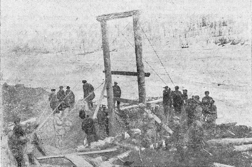Устои подвесного моста на реке Среднекан. Из газеты «Советская Колыма». 1936 год.