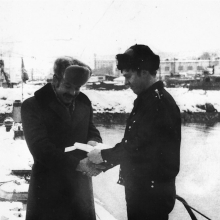 Григорий Шапошников провожает на ДМБ своего подчиненного - мичмана Белоуса Николая Ивановича. Конец 1981 года.