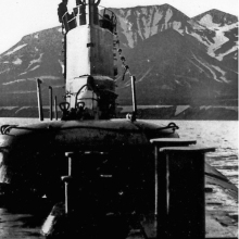 С-176 стоит на якоре в бухте Васильева, это остров Парамушир. На рубке - вахтенный офицер Шишкин А.Ю. 1981 год.