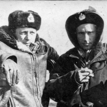 Командир С-263 Пономарев (справа).