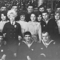 Экипаж С-288 с шефами со швейной фабрики., город Магадан. Фото предоставлено Леонидом Меньшиковым.