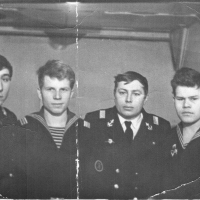 Члены экипажа С-288 на плавбазе. Из архива Виктора Ряховского.