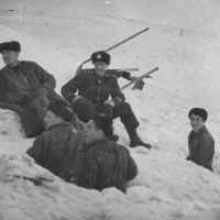 Члены команды С-288 на расчистке снега. Из архива Виктора Ряховского.
