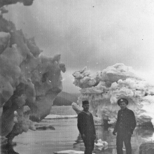 Члены экипажа С-288 осматривают куски пакового льда Охотского моря. Из архива Виктора Ряховского.