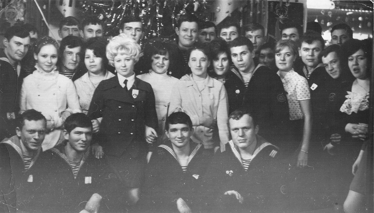 Экипаж С-288 с шефами со швейной фабрики., город Магадан. Фото предоставлено Леонидом Меньшиковым.
