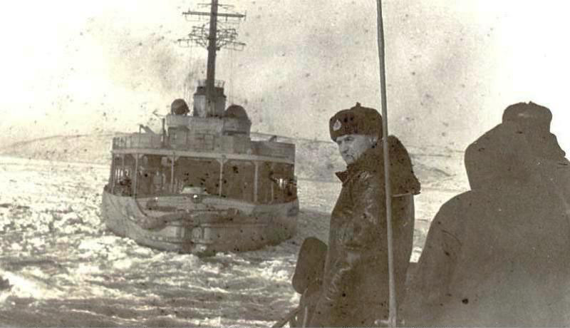 Охотское море. 1963 год. Проводка С-288 за ледоколом.