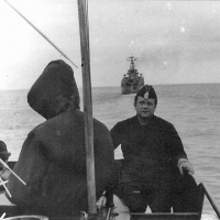 С-359. На мостике лицом к нам врач Михаил Грязев, впереди «Магаданский комсомолец». С-359 идет в Магадан, на свою новую базу. Конец августа 1987 года.