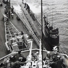 К «Магаданскому комсомольцу» подходит С-359 после погружения, поэтому нет флагов расцвечивания. День ВМФ, бухта Нагаева. 1988 год.