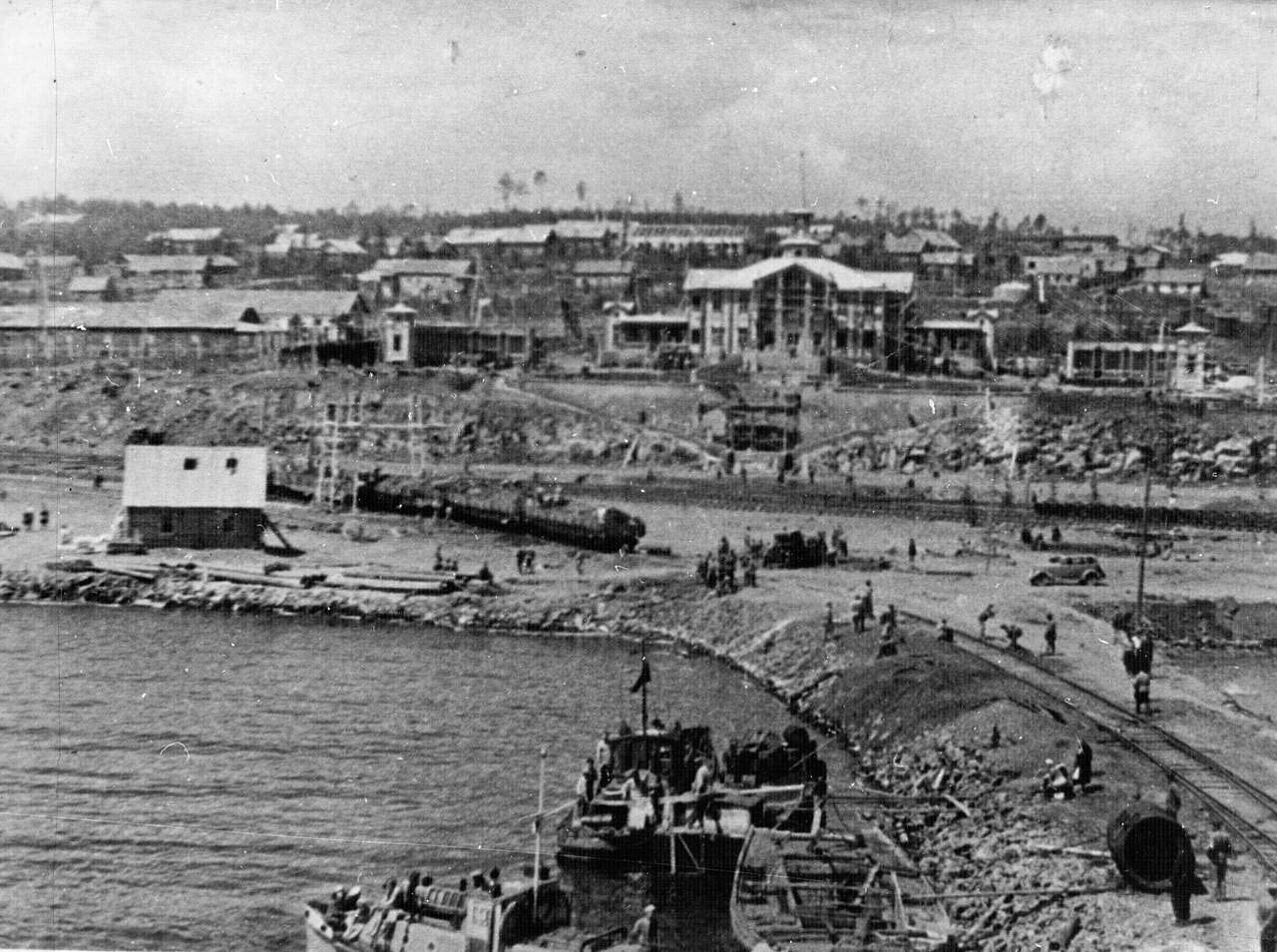 На снимке вид порта Ванино с пирса 1940-50 годы.