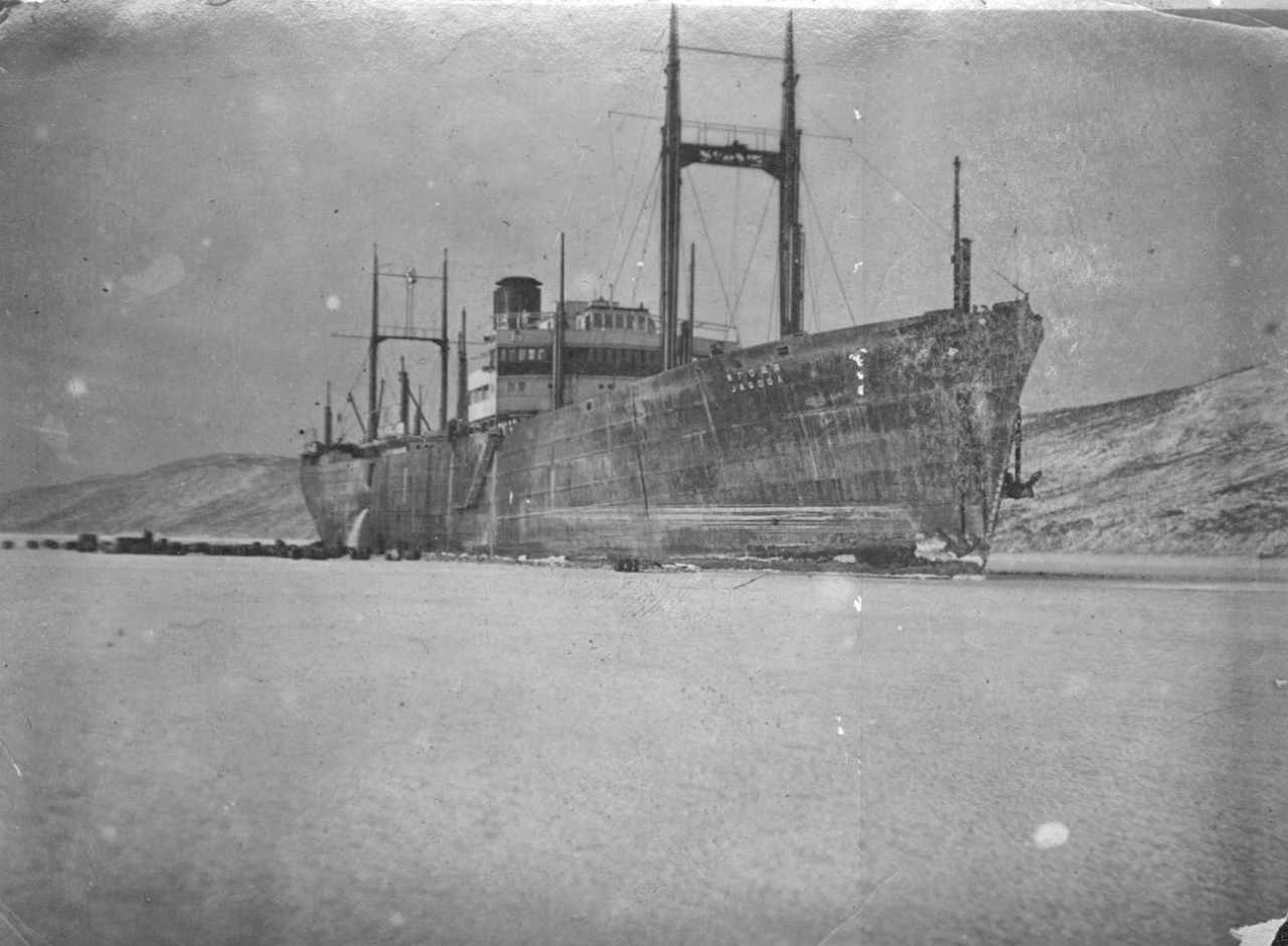 Пароход «Генрих Ягода» («Дальстрой») на разгрузке в бухте Нагаева. 30-е годы.