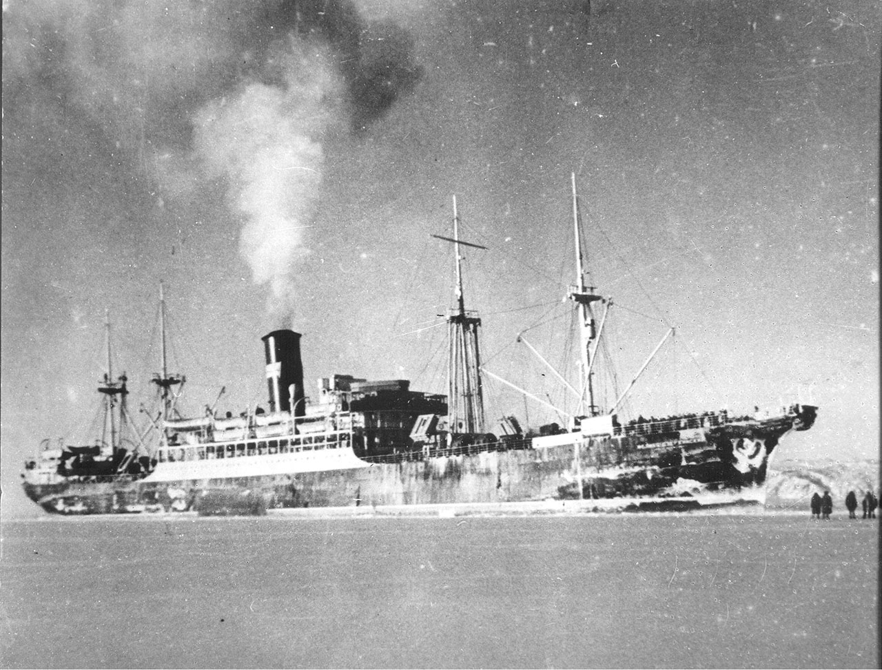 Пароход «Феликс Дзержинский» в бухте Нагаева. Конец 1930-х годов.
