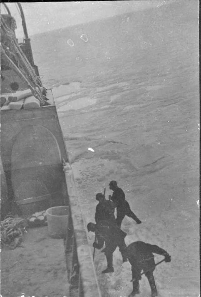Обкалывание льда парохода «Сахалин». Январь 1932 года.