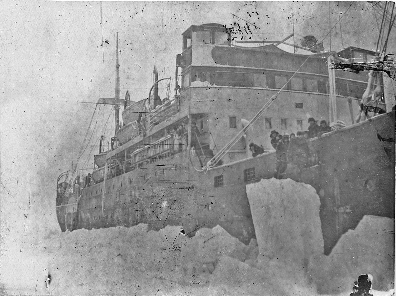 Пароход «Сахалин» во льдах. Январь 1932 года.
