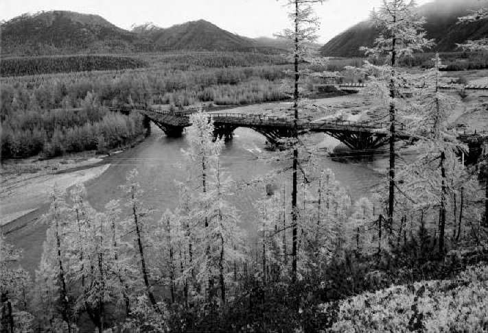 Деревянный мост через Иганджу. Здесь на левом берегу до 1940 года находился крупный геологический центр. 2011