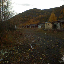 Поселок Белово. Дом против школы.