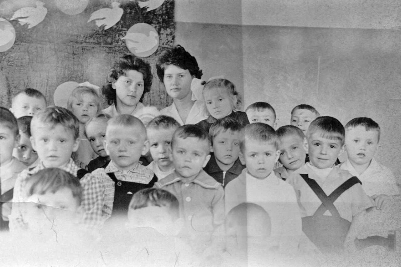 Посёлок Чигичинах. Слева в верхнем ряду воспитательница детсада Феденок Зоя Ивановна. Из семейного архива Поповой Людмилы.