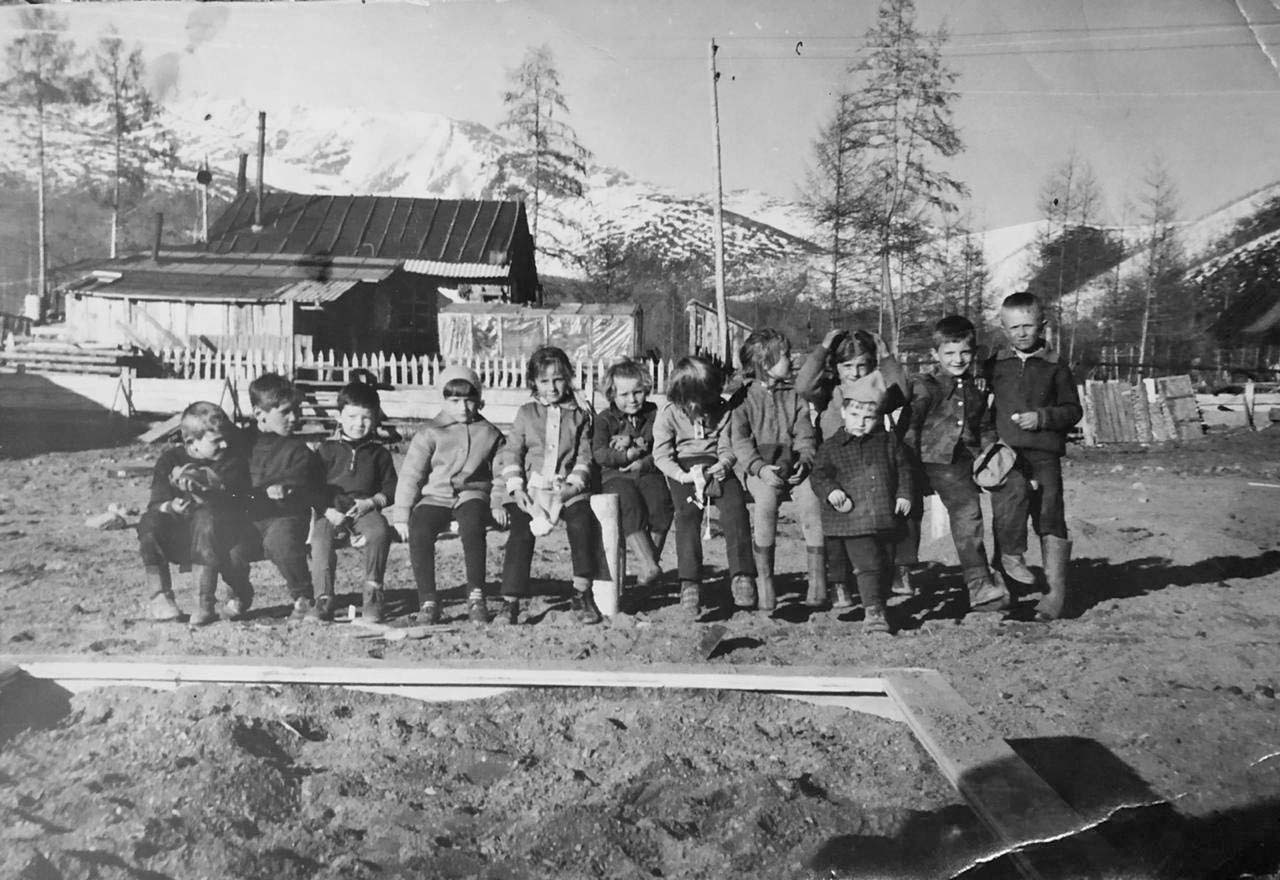 Дети посёлка Ёлочка. 1975 год. Фото из семейного архива Деркач.