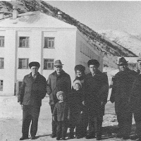 Поселок Матросова. Группа сотрудников на фоне «Белого дома».