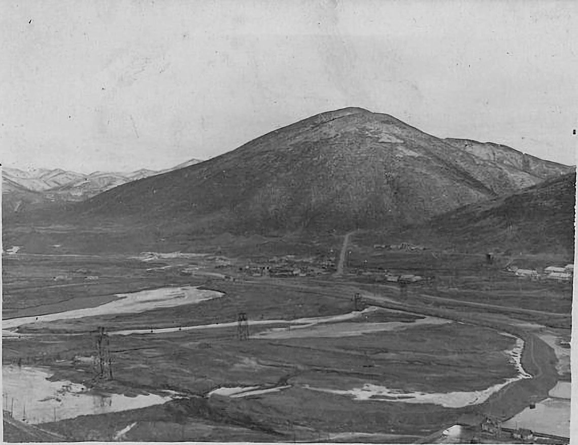 Подъём на рудник имени Матросова. В долине видны опоры канатной дороги (КПД).