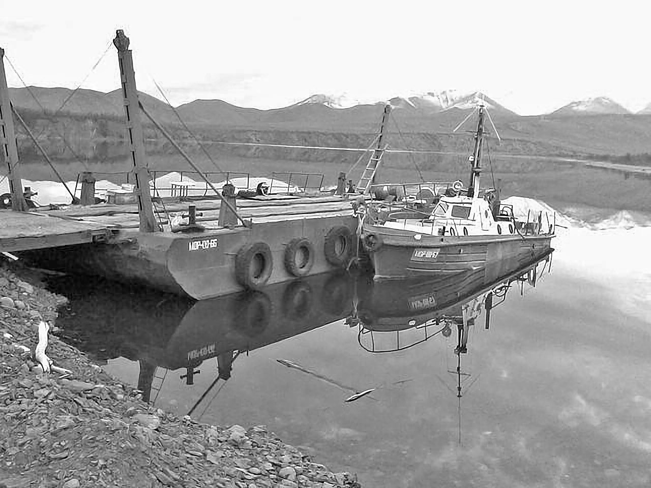 Баржа, сменившая утонувший паром на Колымском море.