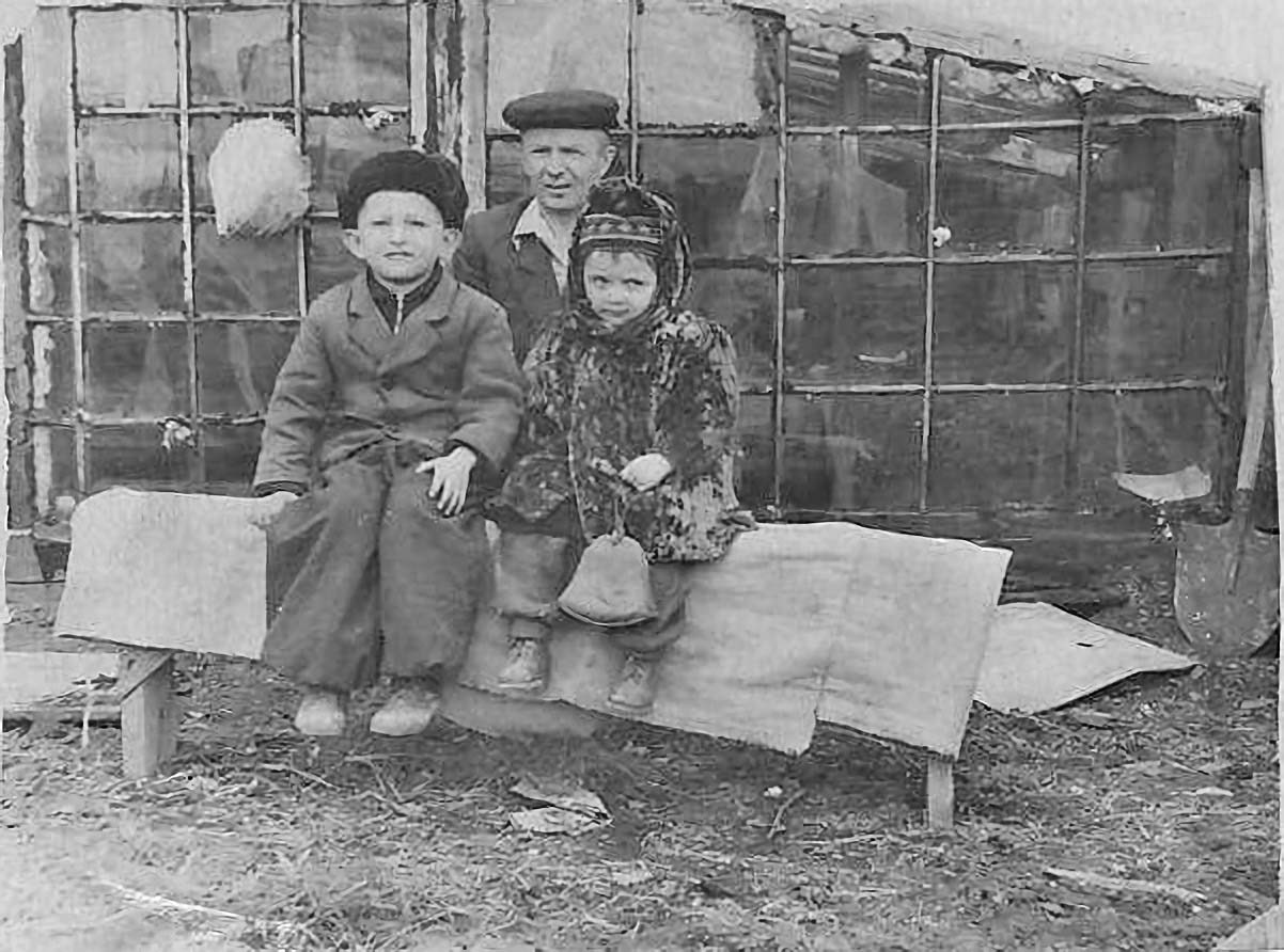 Посёлок Налёдный. Грицинин Григорий Максимович с детьми возле дома и теплицы.
