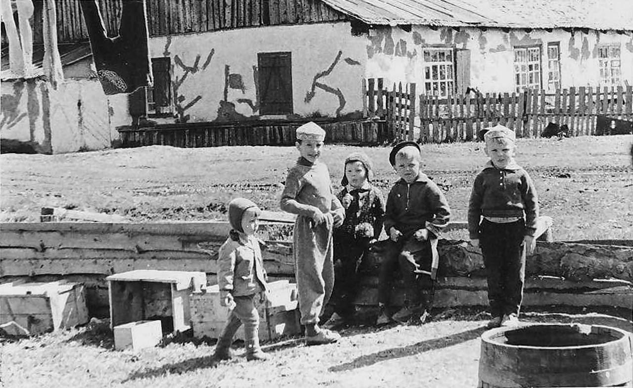 Посёлок Налёдный. Юные жители посёлка на детской площадке. На заднем плане - жилой барак, снесённый в 1982 году.