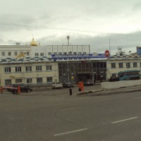Двухэтажный кирпичный автовокзал, построенный в 1963 году по проекту Якимова.