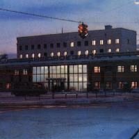 Двухэтажный кирпичный автовокзал, построенный в 1963 году по проекту Якимова.