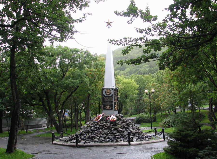 Памятник-обелиск воинам Советской армии - освободителям Курильских островов от японских милитаристов. Установлен в сквере в центре Петропавловска-Камчатского 6 ноября 1946 года.