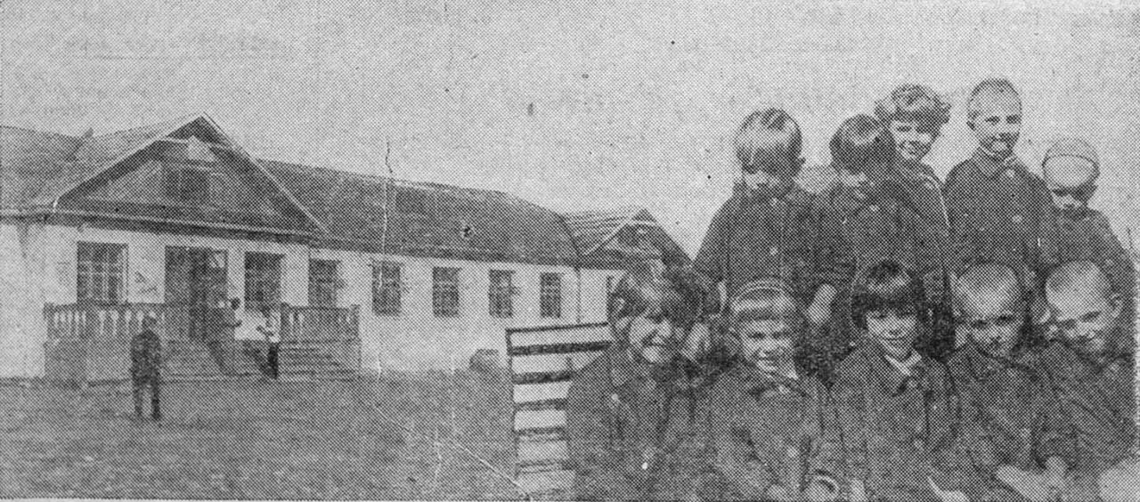 Посёлок Хатыннах. Ученики в ожидании первого дня учёбы. Конец августа 1940 года.