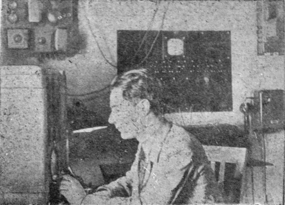 Посёлок Хатыннах. Начальник радиоузла В. Ивченко за проверкой аппаратуры. Конец апреля 1940 года.
