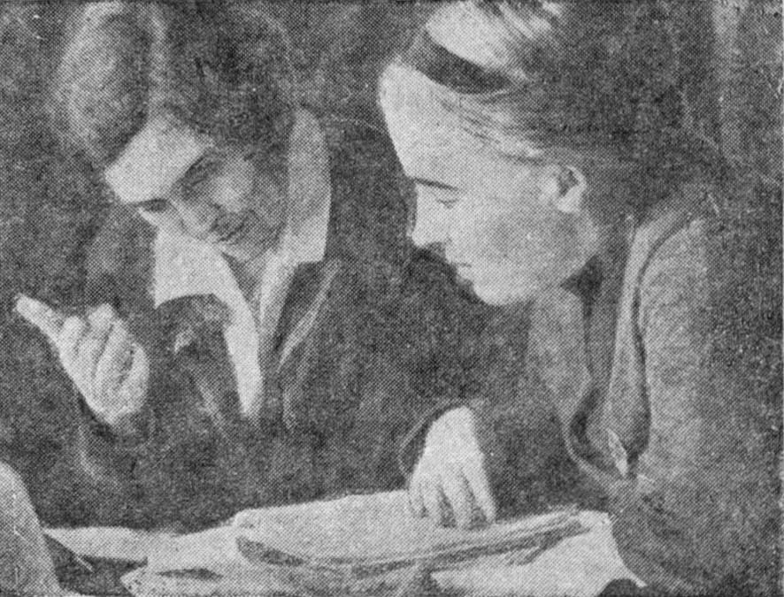 Посёлок Хатыннах. Слева направо - воспитательница Хатыннахского детского комбината Брайнина М.А. и чертёжница СГПУ Саидова Т.М. Начало марта 1940 года.