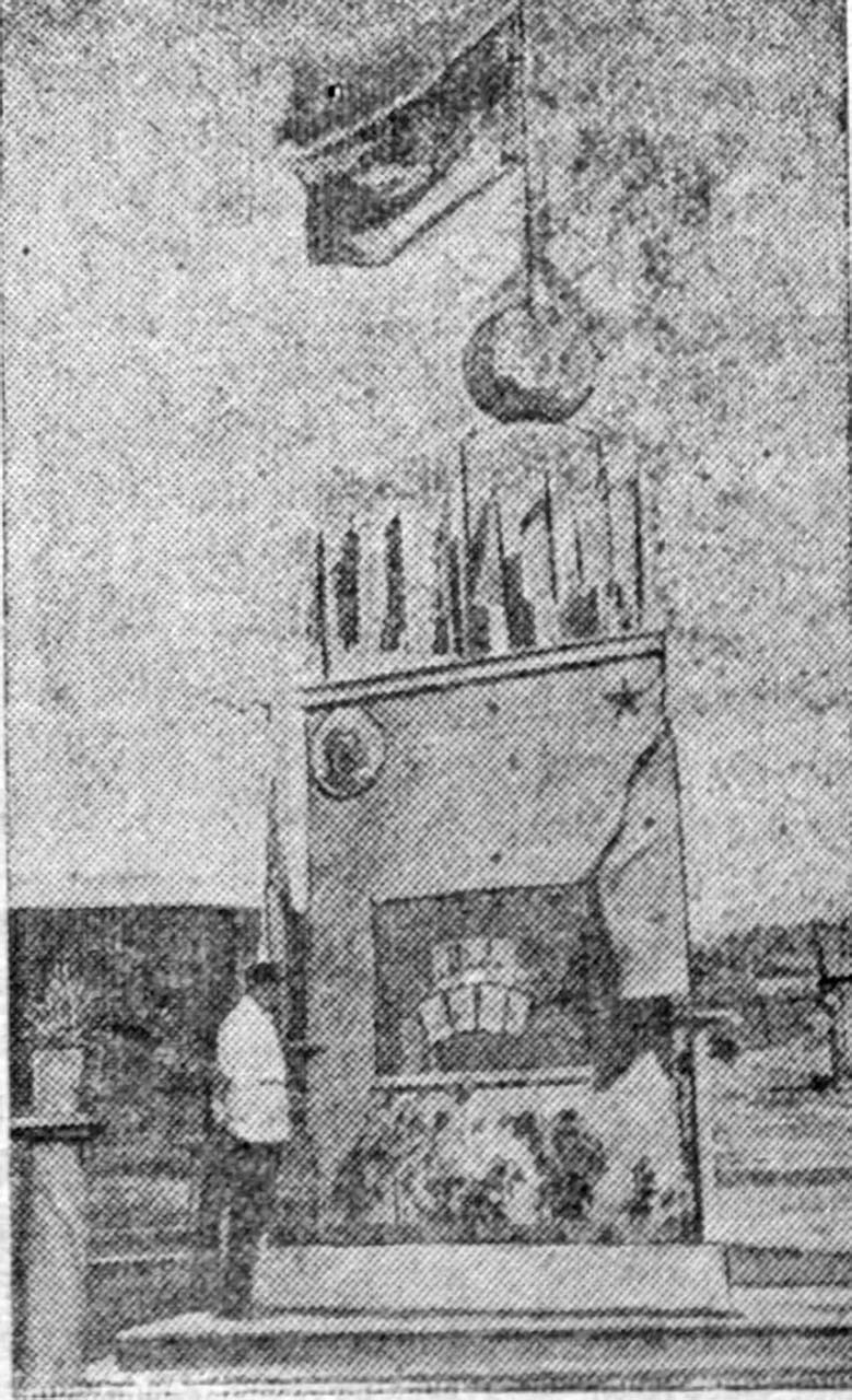 Доска почёта, установленная у здания политотдела СГПУ. Посёлок Хатыннах. Август 1940 года. Фото из газеты «Советская Колыма».